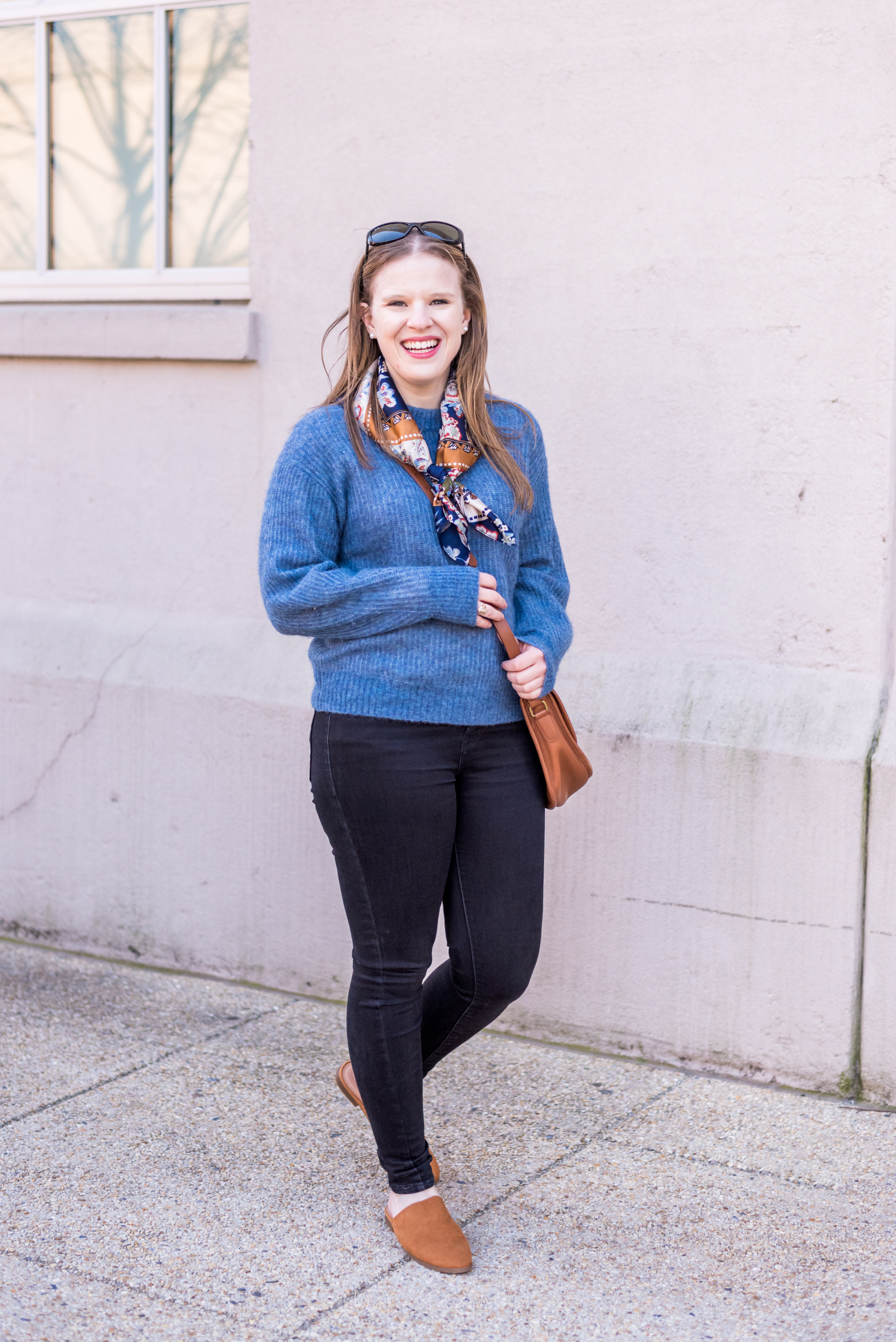 blogger wearing Everlane The Oversized Alpaca Crew DC woman blogger wearing Everlane The Oversized Alpaca Crew | How to Transition Sweaters from Winter to Spring