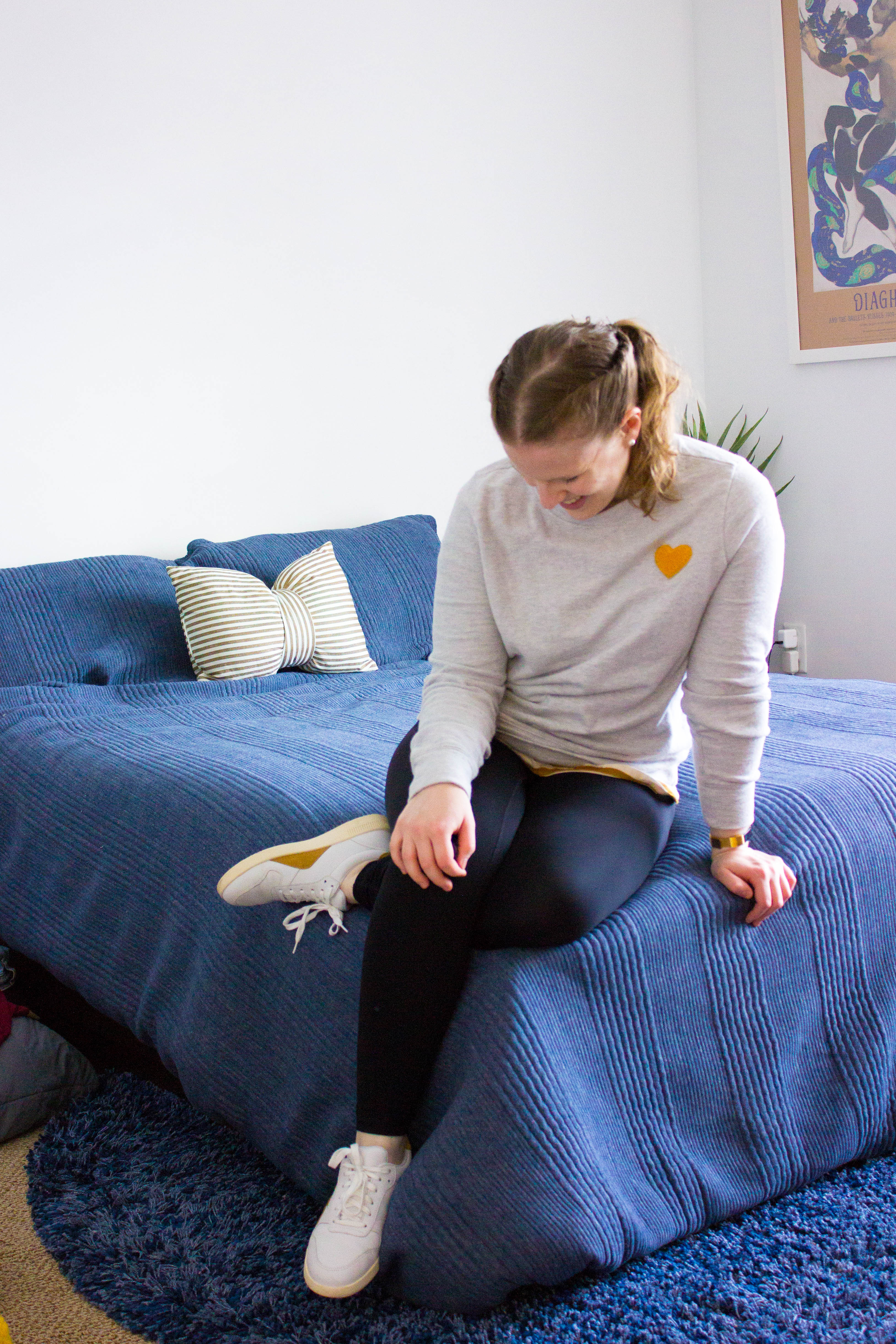 Woman wearing black everlane leggings and sitting on a bed Woman wearing black everlane leggings and sitting on a bed for Casual Weekend Outfits