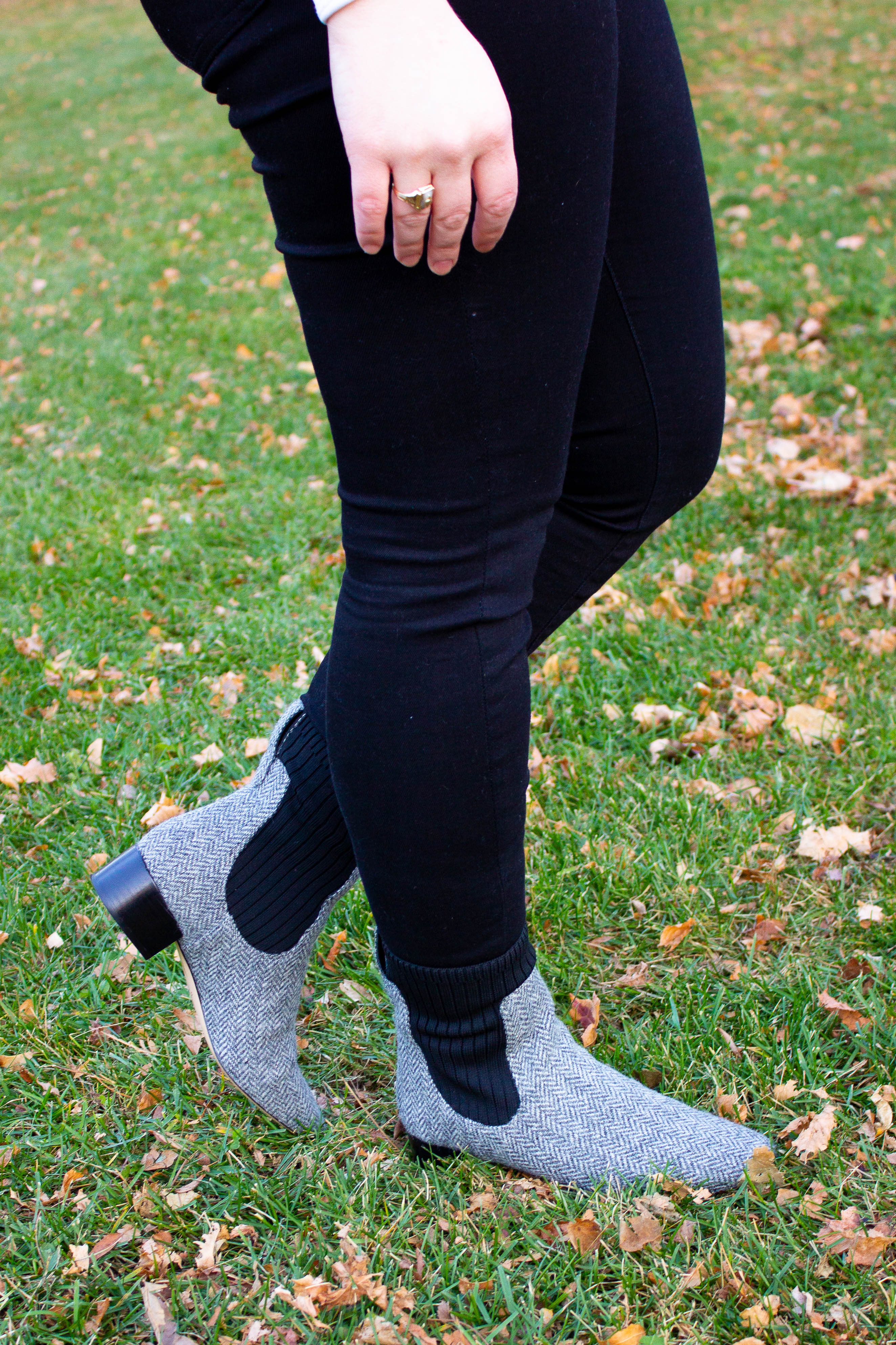 Everlane black denim woman blogger wearing Everlane black denim and J.Crew ankle boots