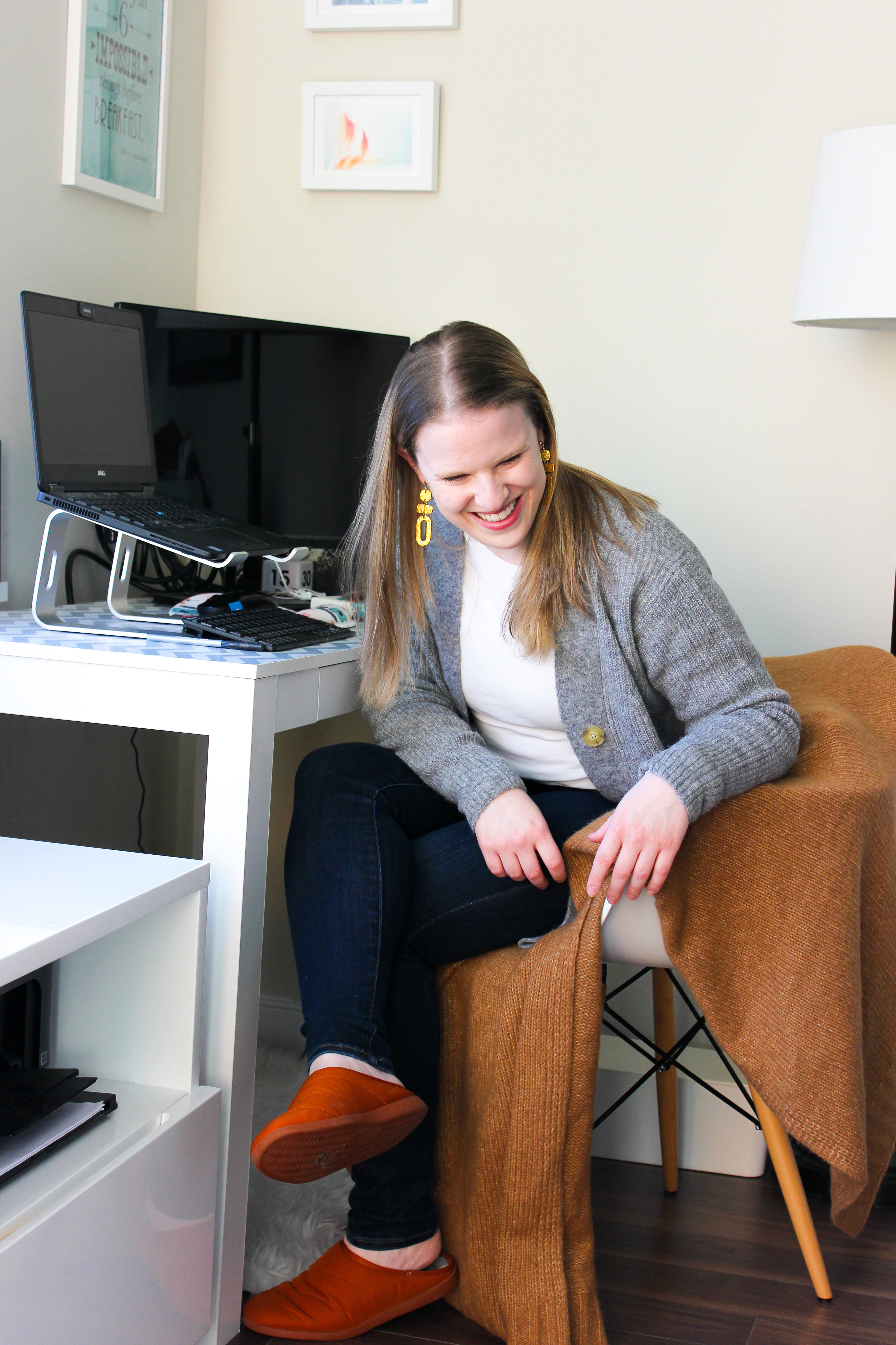 woman blogger wearing Everlane cardigan woman blogger wearing Everlane cardigan working from home