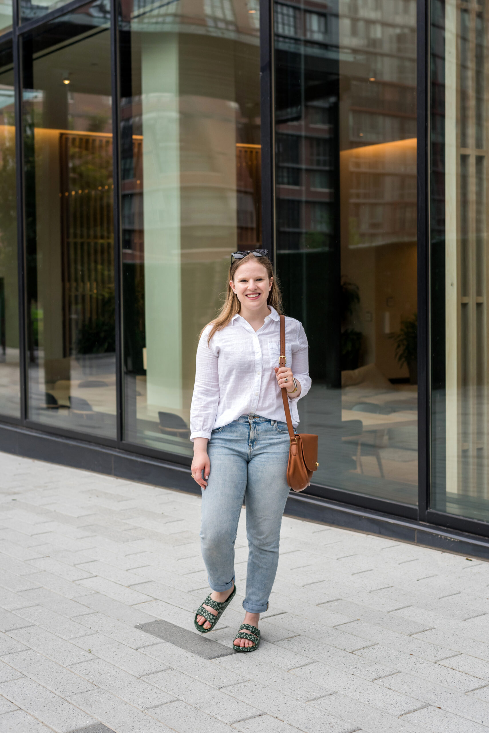 woman wearing abercrombie white button up and jeans for Casual Weekend Outfits woman wearing abercrombie white button up and jeans for Casual Weekend Outfits