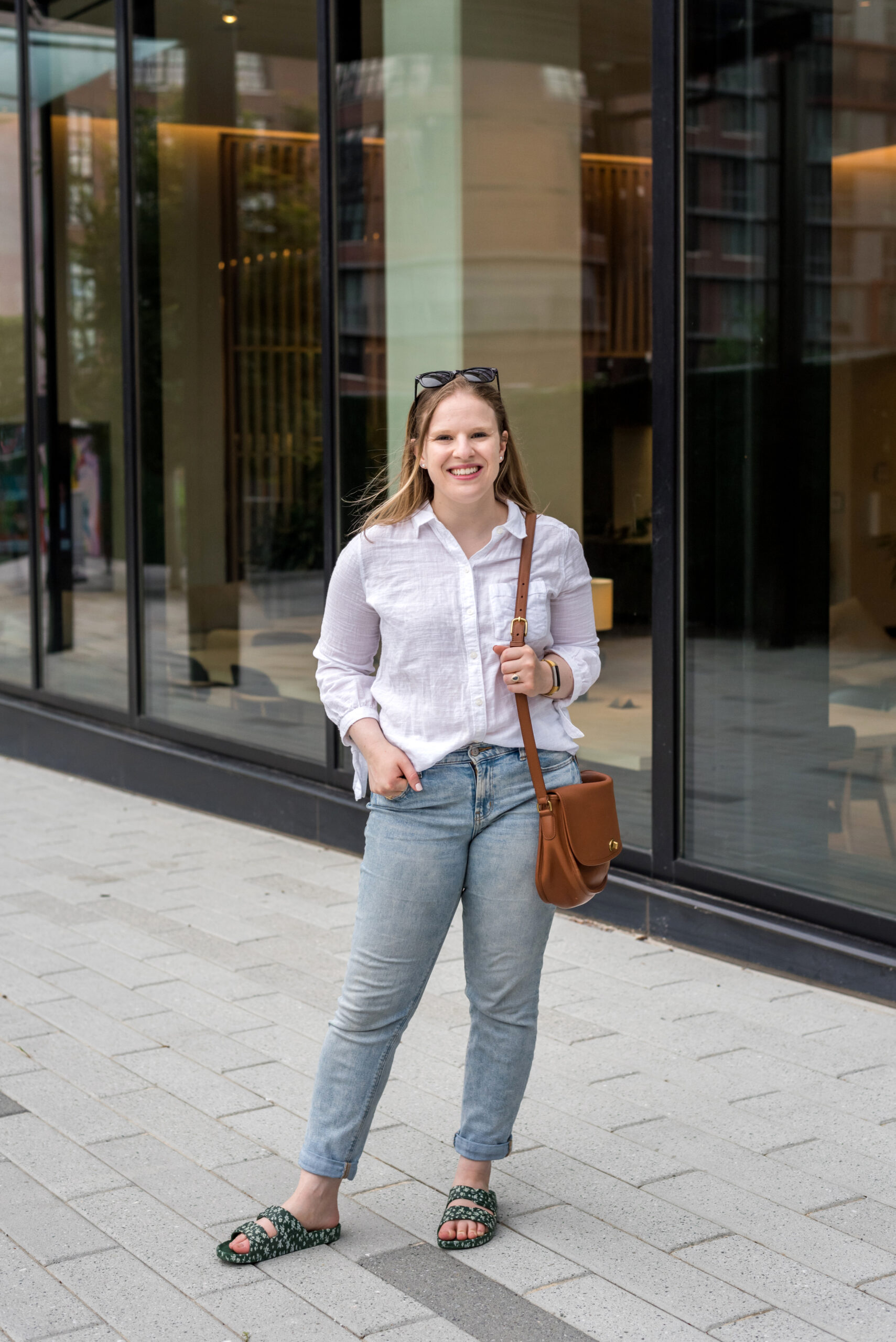 woman blogger wearing white button up top for Casual Weekend Outfits woman blogger wearing white button up top for Casual Weekend Outfits