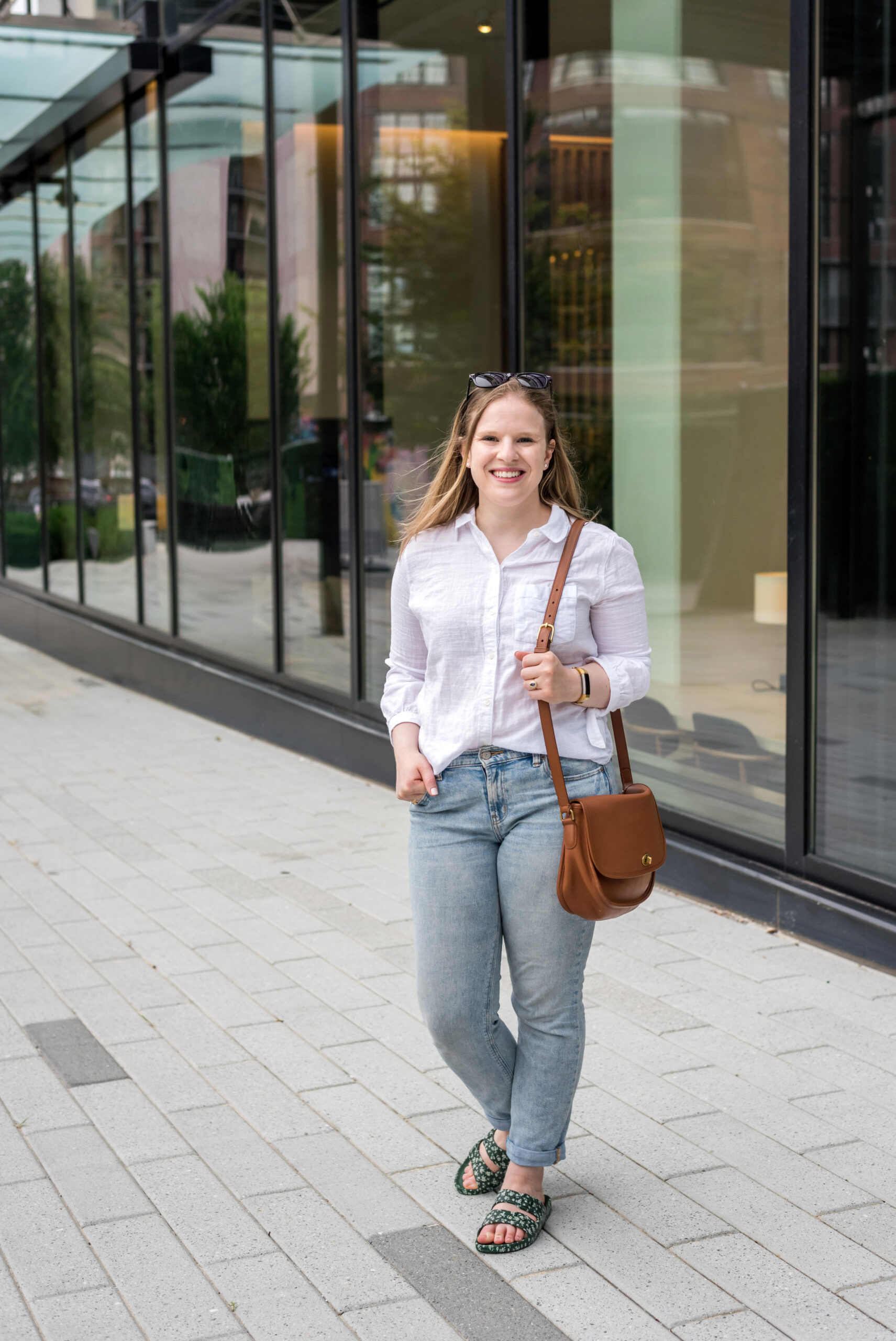 Woman wearing old navy boyfriend jeans Woman wearing old navy boyfriend jeans for casuw