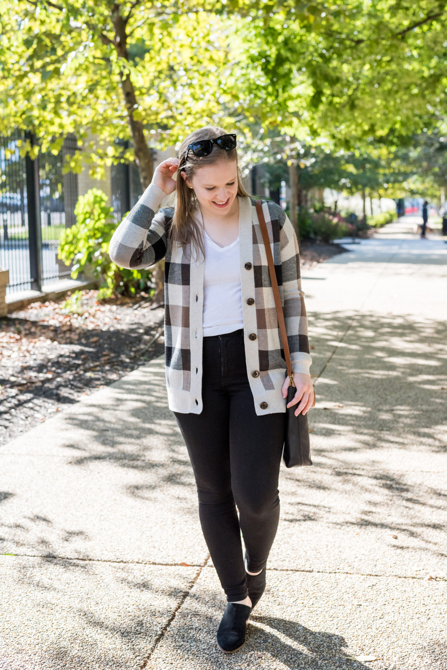 woman in Outfits to Wear With Clogs with sweater woman in Outfits to Wear With Clogs with sweater