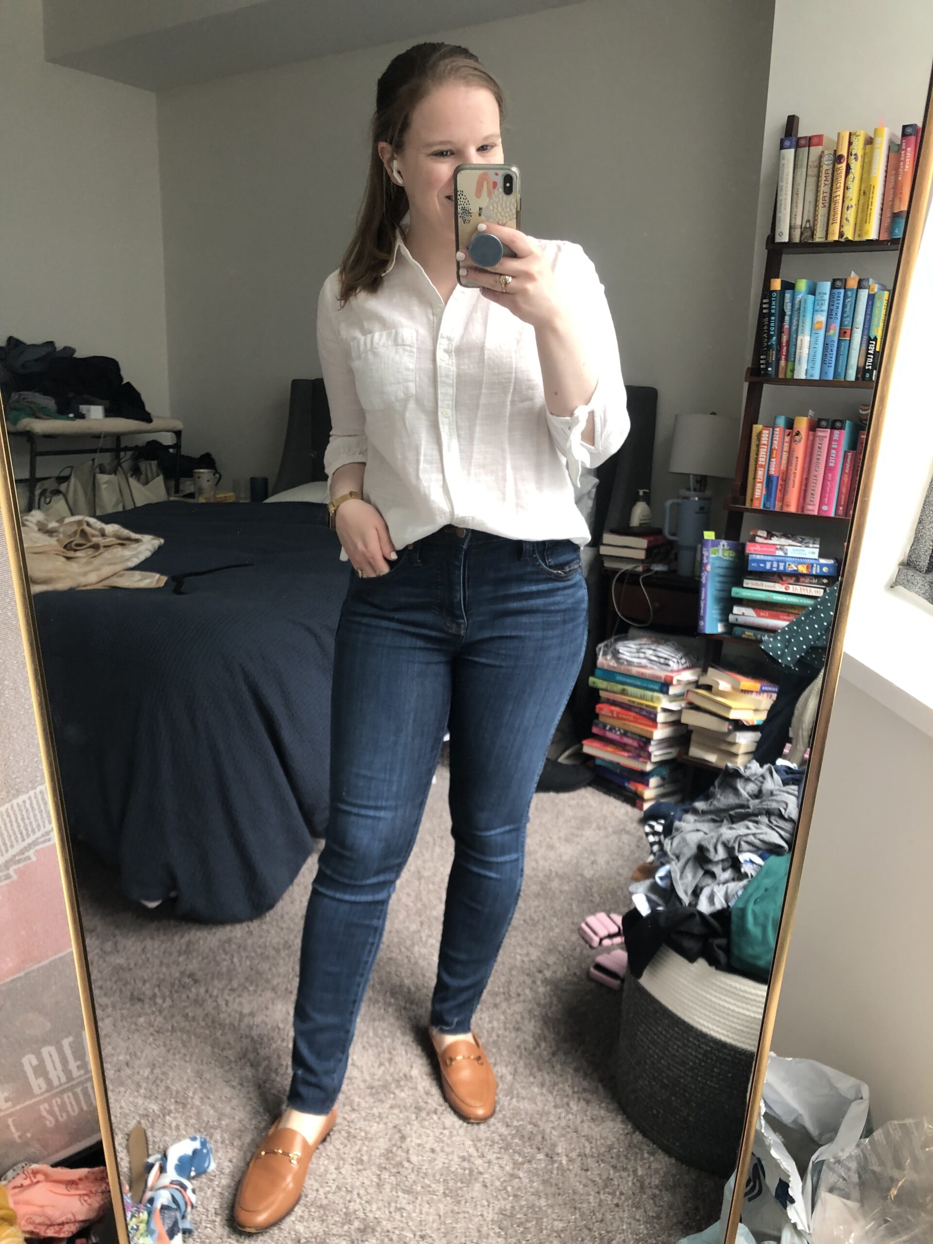 dc woman blogger wearing abercrombie and fitch button up, madewell skinny jeans, and sam edelman loafer